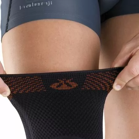 Бандаж на коленный сустав Orliman 9106 с силиконовым кольцом и полицентрическими шарнирами, черный