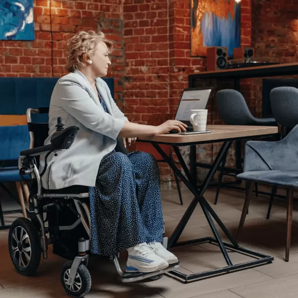 Кресло-коляска с электроприводом "Ortonica" Pulse-620 пневматические колеса, ширина сиденья 18"(45см) PP