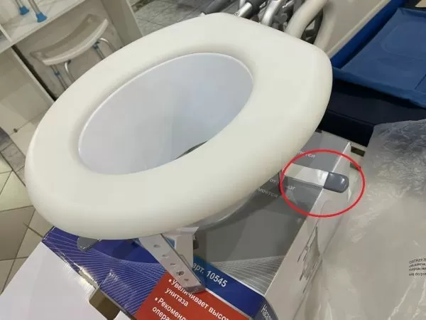 Насадка на унитаз Barry 10545 c регулировкой высоты, дефект крепления