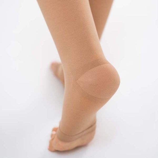 Чулки компрессионные Evolution ТК.930 унисекс 2 класс компрессии с открытым носком и гладкой резинкой на широкое бедро цвет бежевый